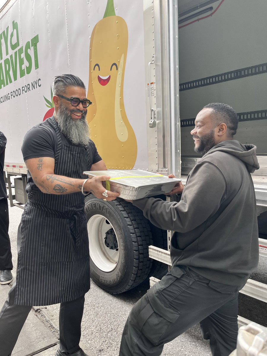CityHarvest's tweet photo. Last week, we picked up 100 servings of chicken curry vindaloo, chickpea chaat and cumin rice from LORE. These halal meals were delivered directly to our partners at @bay_development, a Halal food distributor in Brooklyn, and enjoyed, free of charge, by New Yorkers in need. https://t.co/zos8Xv27Dn