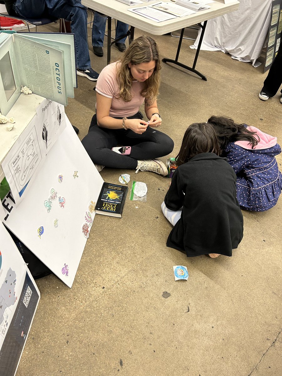 TX_SWMS's tweet image. This weekend TX SWMS participated in Meridian School’s Arts and Science Fest! 

Students got the chance to check out some microscope specimens, coral and urchin skeletons, and dive gear, and helped us build our own coral reef throughout the day!