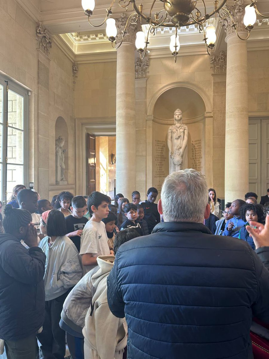 Toujours passionnant d'accueillir des élèves des écoles de #Montreuil à l'Assemblée nationale. 
Cette maison est la vôtre les enfants.. vive la République !