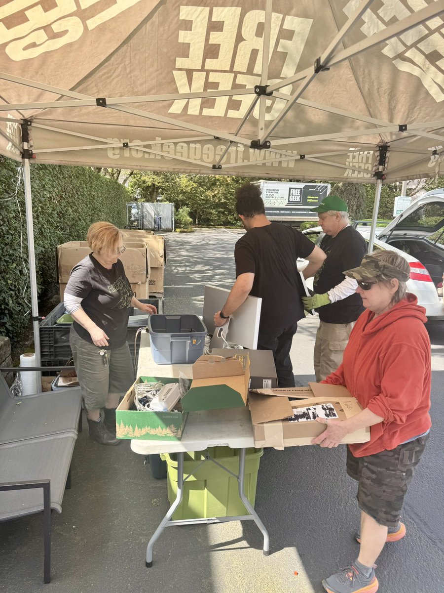 FreeGeekPDX's tweet image. Kicked off #TechNOW + #EarthMonth with Windermere Realty Trust — thanks to everyone who dropped off tech and joined us!

Catch us next at Rose City Park Neighborhood Association this Saturday, 9am–2pm!