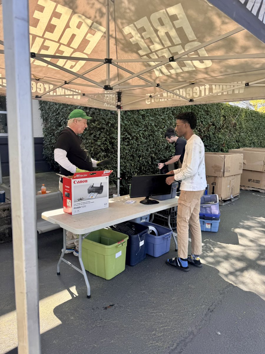 FreeGeekPDX's tweet image. Kicked off #TechNOW + #EarthMonth with Windermere Realty Trust — thanks to everyone who dropped off tech and joined us!

Catch us next at Rose City Park Neighborhood Association this Saturday, 9am–2pm!
