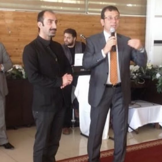 Metin Yıldız:

Vay efendim ben neden sessiz kalıyormuşum;

14’te Beylikdüzü Başkan adayıydı, yanındaydım. 2019’da Fatsa’daydım, “Her Şey Çok Güzel Olacak” dedi, inandım. Ailemi bırakıp 2000 km yol geldim, oy verdim.

Sanat için aradım, açmadı. Kalemini aradım, cevap: “Beyefendi