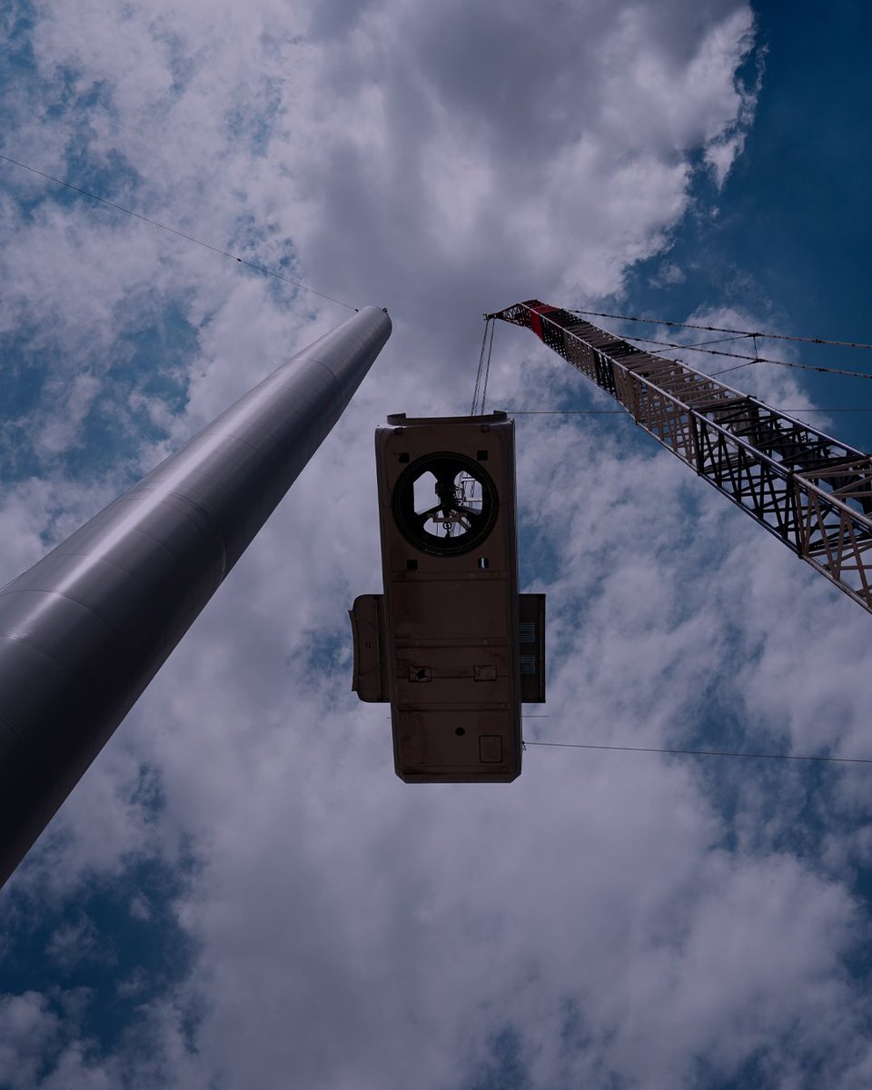 Nasel (Nacelle), türbinin jeneratör, şanzıman ve kontrol sistemleri gibi ana bileşenlerini barındırır. Rüzgar enerjisinin elektrik enerjisine dönüştürüldüğü temel merkezdir⚡🍃

#WeAreSarılar 
#Heavylifting #Heavytransport #Heavyequipment #Logistics #WindEnergy #RenewableEnergy