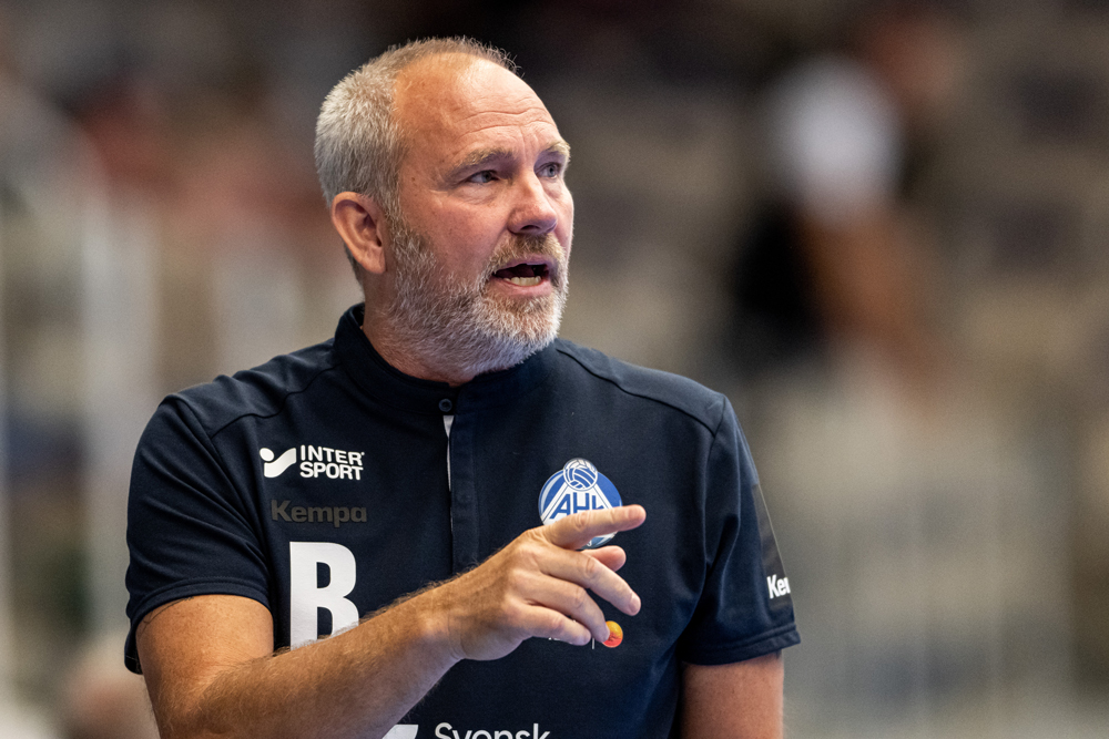 Det blir ett bekant ansikte som leder damlagets fortsatta satsning i Allsvenskan. Dennis Sandberg, med åtta år bakom sig i föreningen, har skrivit på för två år.

Läs mer på hemsidan:
alingsashk.myclub.se/site_node/7641…