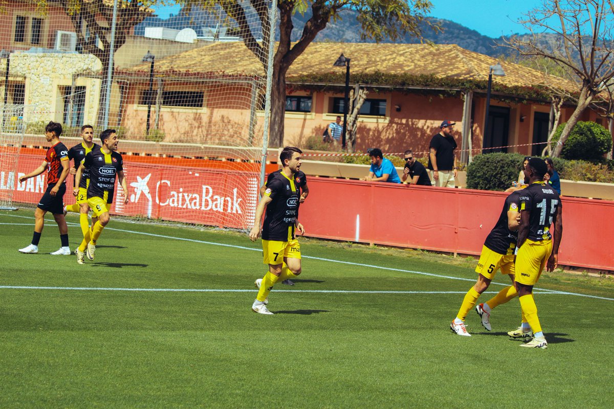 📸 1️⃣ gol en 4️⃣ fotos.

🫁 I com la posa de bé, <a href="/YSidibeh/">Yaya sidibe</a>. Partidàs del saltenc! 

#MallorcaBOlot #2RFEF3 #TornemAmbTu