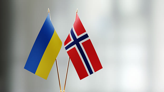 Norway is allocating approximately €333 million to support the Czech initiative for purchasing artillery ammunition for Ukraine.

 In addition, Norway is providing over €83 million for the procurement of shells through the European Peace Facility funding mechanism, according to