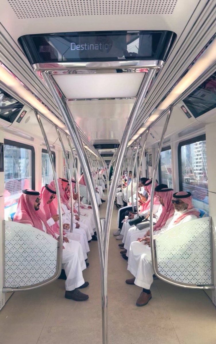 #السعودية_العظمى 
بالله تعليقكم على هالصورة
شعب رااااااااقي واعي مثقف