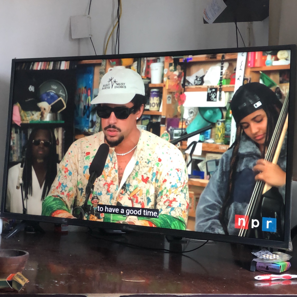 tranquilitoh's tweet photo. Agora vem a independência de Puerto Rico ~ Bad Bunny Tiny Desk #ElTiny https://t.co/Wb4kieCMvt