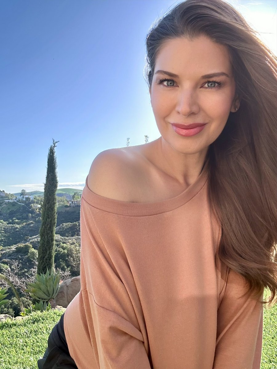 Spring is in the air ☀️🌻🌼🧡 Time for me to come out of hibernation 😂😂😂 Have a great week 😀