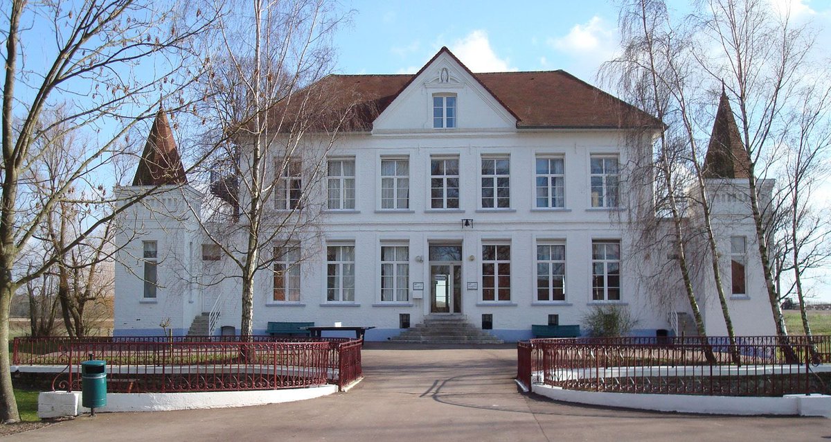 RMSLanguages's tweet image. We have arrived at the chateau! First up, snail tasting! 🐌🐚🇫🇷