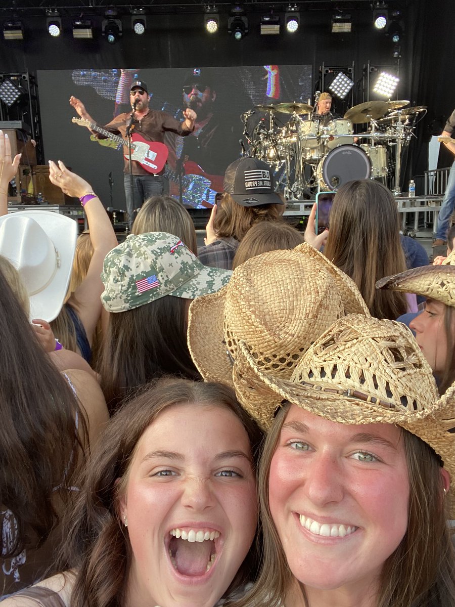 washcollwsoccer's tweet photo. LEE BRICE was in Chestertown!! Saturday was a fun filled day with friends, eating hot dogs, and enjoying a day on the shore 🤠🌭🎸 https://t.co/csddekAyQS