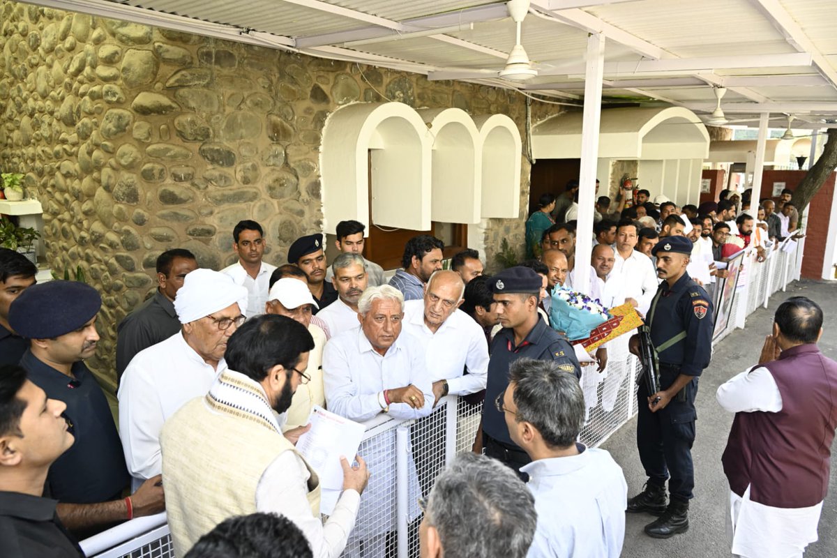हर परिवारजन से सीधा संपर्क

आज संत कबीर कुटीर पहुंचे, अपने परिवारजनों से भेंट कर उनका हाल-चाल जाना। उनके द्वारा बताए गए विभिन्न विषयों को सुना और निवारण हेतु मौके पर ही अधिकारियों को आवश्यक दिशा-निर्देश दिए।

अधिकारियों को यह भी निर्देश दिए जा चुके हैं कि जो प्रदेश के परिवारजन