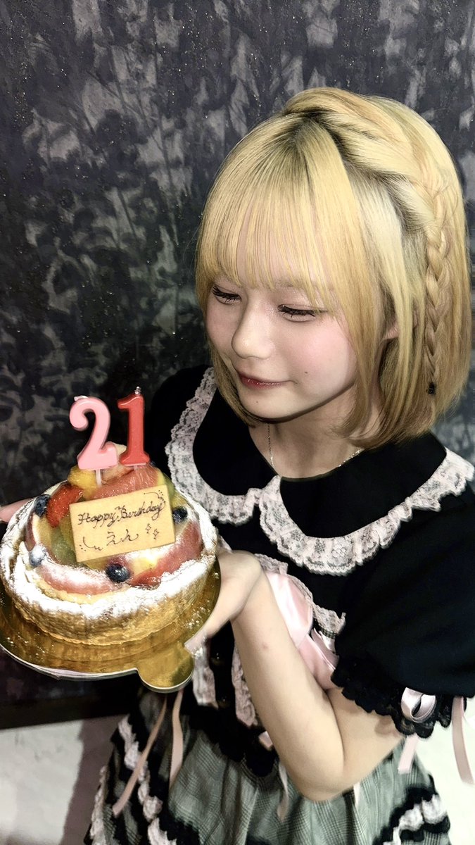 ennnn_nya's tweet photo. 21歳なった〜🎂💞 https://t.co/8MwvbR9Kys