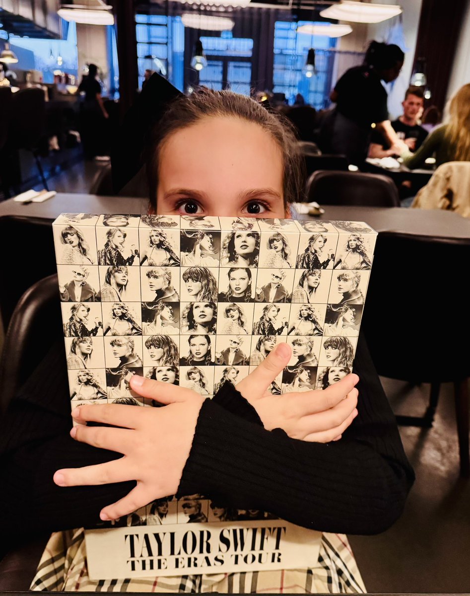 Dunja Aksentijevic Ricciarelli (@dunjaaks) on Twitter photo When Mama’s scientific family from #LosAngeles <a href="/CedarsSinai/">Cedars-Sinai</a> come bearing the coolest gifts and become Sofia’s instant #TaylorSwift bffs! <a href="/AnjaKarlstaedt/">Anja Karlstaedt</a> you legend 🙇🏻♀️🙏🏻🫶🏻 When Mama’s scientific family from #LosAngeles <a href="/CedarsSinai/">Cedars-Sinai</a> come bearing the coolest gifts and become Sofia’s instant #TaylorSwift bffs! <a href="/AnjaKarlstaedt/">Anja Karlstaedt</a> you legend 🙇🏻♀️🙏🏻🫶🏻