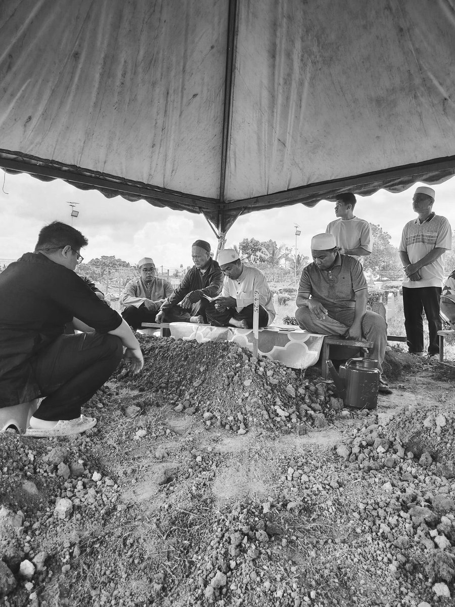 fsihamzh's tweet photo. Tak pernah menyesal sbb dapat kerja tak jauh dari rumah dan kampung. The only tok yg tinggal pun dah meninggalkan kami semua. Selamat jalan ke negeri abadi dan ditempatkan bersama org² yg beriman. Kami sayang tok 🤍.

Al-fatihah
Hjh Radziah binti Hj Shafie https://t.co/rAmMjyDFGv