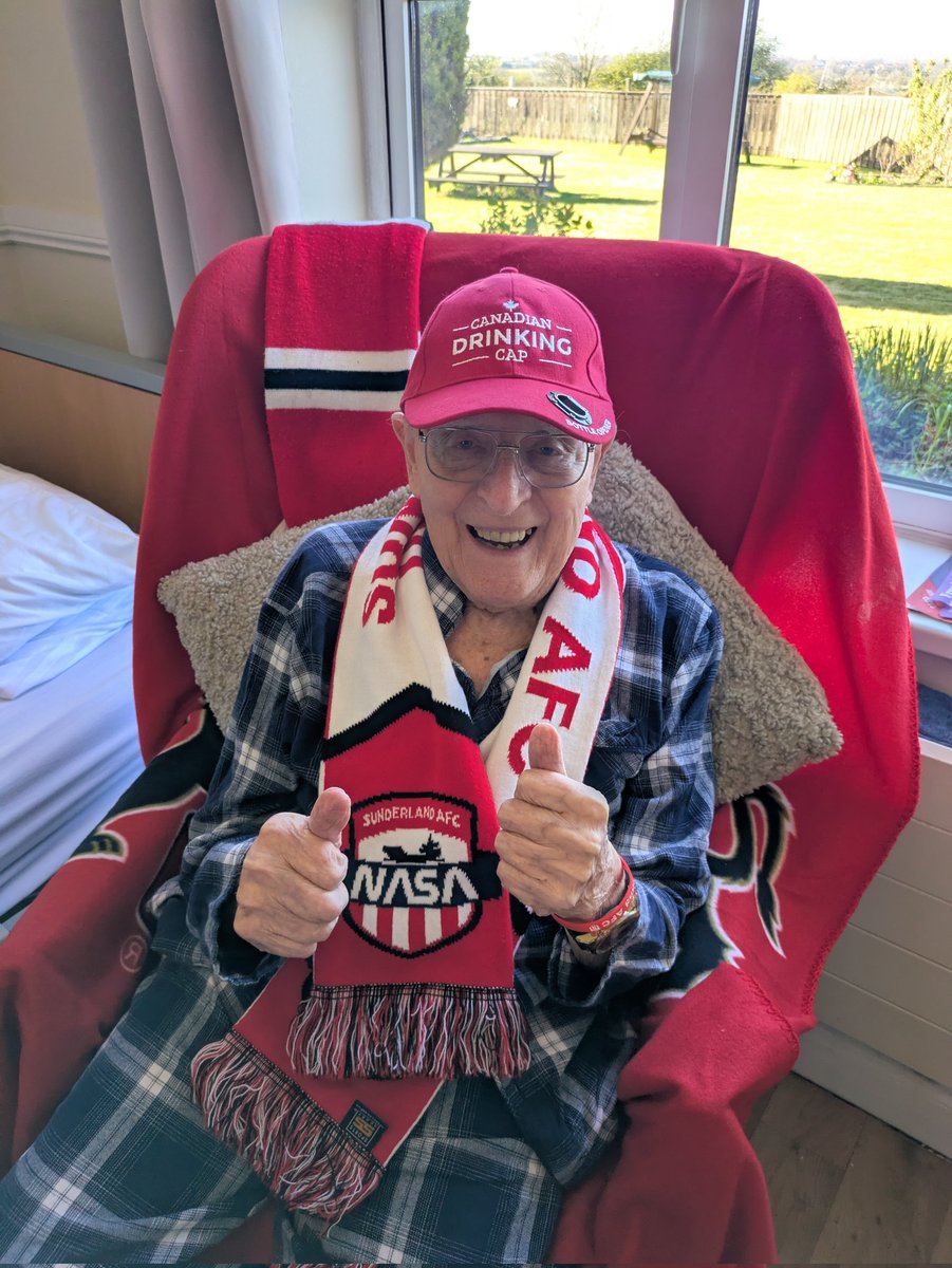 The Canadian <a href="/martinsafc1973/">Martin Bates SAFC 🇨🇦</a> has landed for #IFD25 <a href="/SunderlandAFC/">Sunderland AFC</a> <a href="/SAFC_NASA/">SAFC-NASA</a> and George Forster has the 1st official wristband! 🇨🇦🔴⚪🔴⚪🔴⚪🔴⚪⚪🌍⚽
