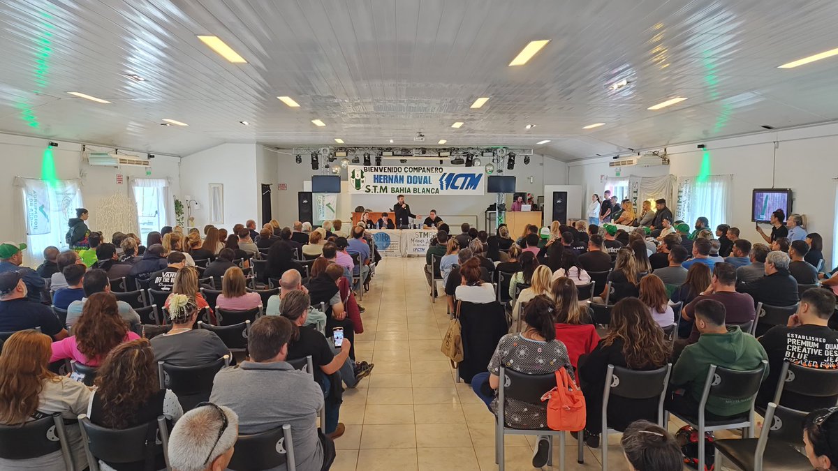herdoval's tweet photo. HOY EN BAHÍA BLANCA: Reconociendo el servicio público valiente y comprometido de las trabajadoras y trabajadores municipales de Bahía frente a la tragedia que les tocó vivir. Estuve con mi amigo Miguel Agüero, Secretario General del Sindicato de Trabajadores Municipales de Bahía Blanca (STMBB) y las compañeras y compañeros municipales. Mi reconocimiento y mi agradecimiento por el cariño con el que me han recibido. Son un orgullo y AGUANTE LA 7 DE ABRIL..!!