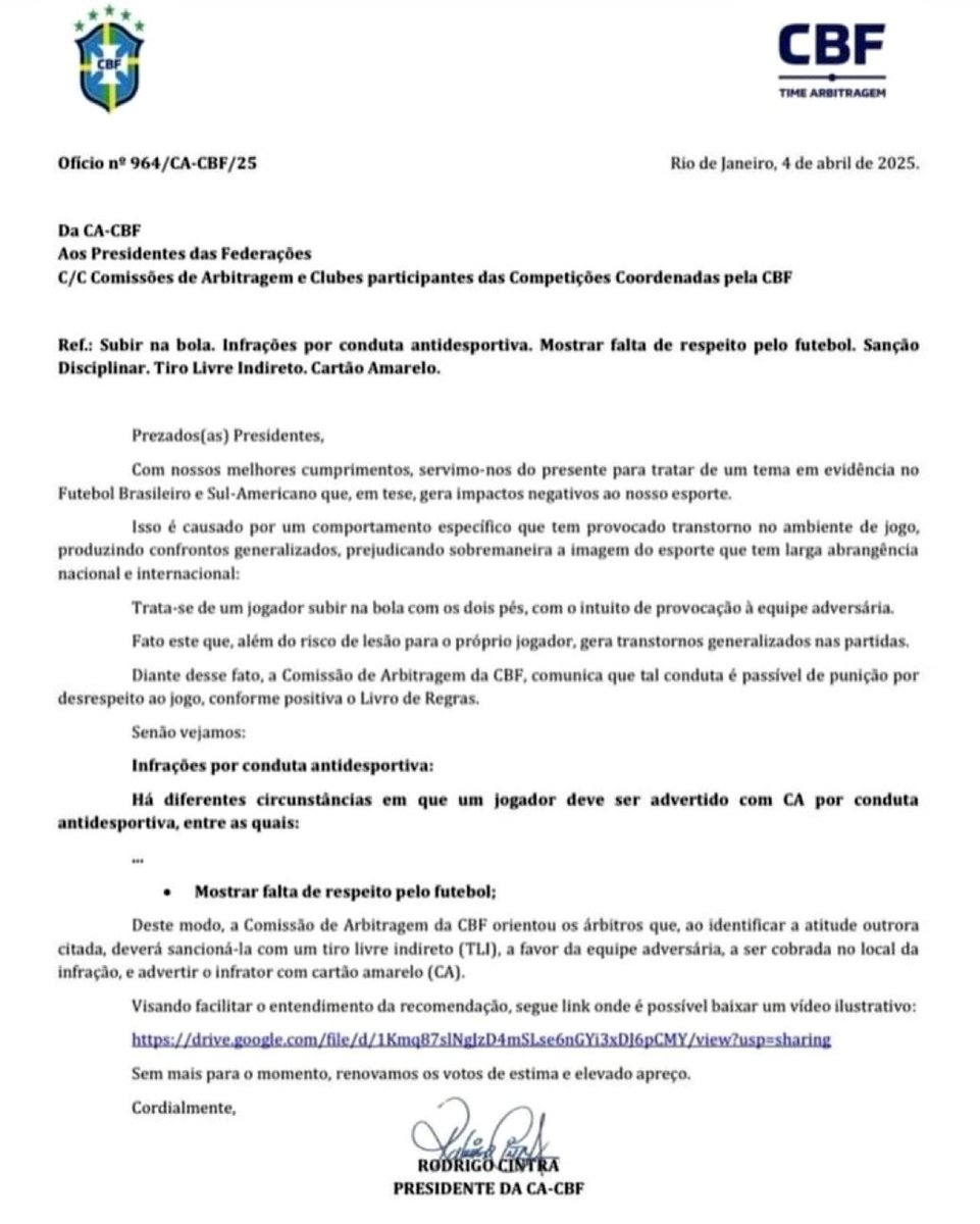B24PT's tweet photo. Passa a ser livre indireto + cartão amarelo se um jogador se puser em cima da bola, no futebol brasileiro. https://t.co/UFhSBk3F99