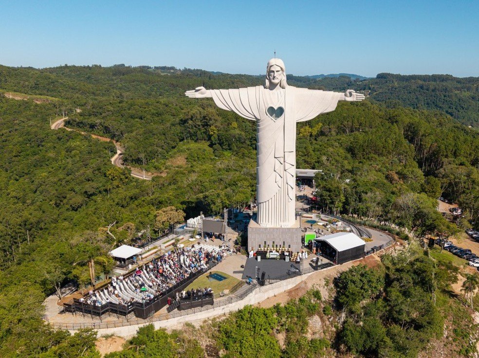 ブラジル一高いキリスト像（Cristo Protetor）が落成。14階建てのビル