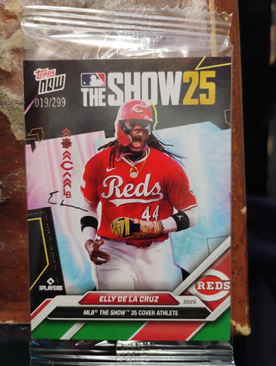 hreed02's tweet photo. #Topps Elly De La Cruz cover card Numbered* 19/299 Green/red "foil" underneath. #Theshow25 #baseballcards https://t.co/WQFWBGBYNV