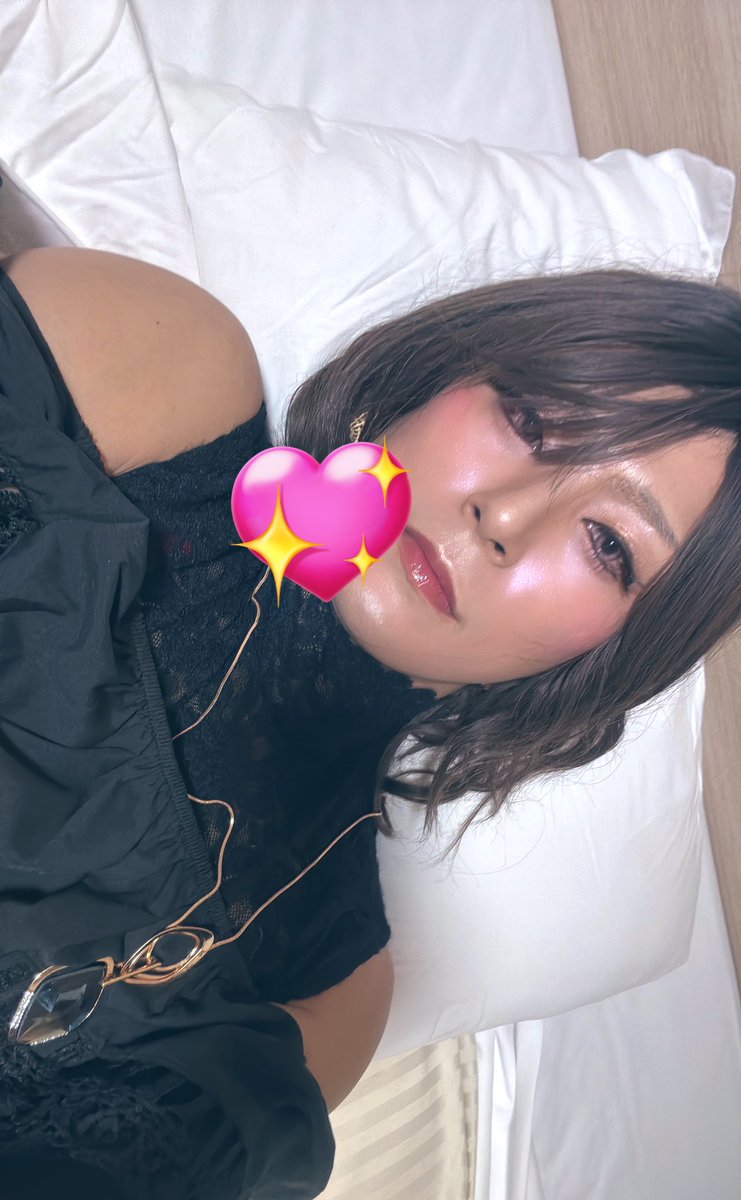 床で寝るゆかちゃん tweet media