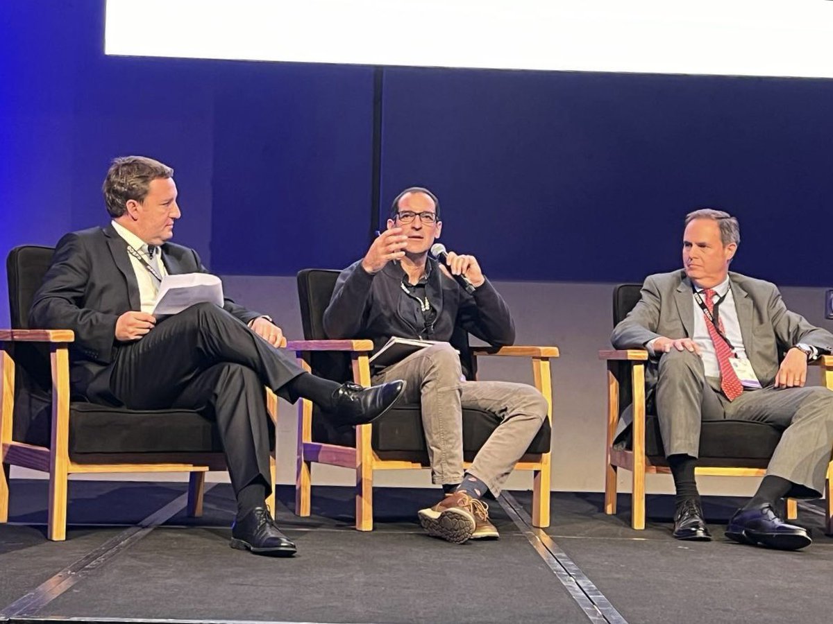sernageomincl's tweet photo. #AgendaMinería | Felipe Espinoza, jefe del Departamento de Geología General de Sernageomin, participó esta jornada en el panel de exploraciones mineras, en el marco de evento #CescoWeek2025 que se inauguró hoy en Santiago. https://t.co/nmnzeIhHxD