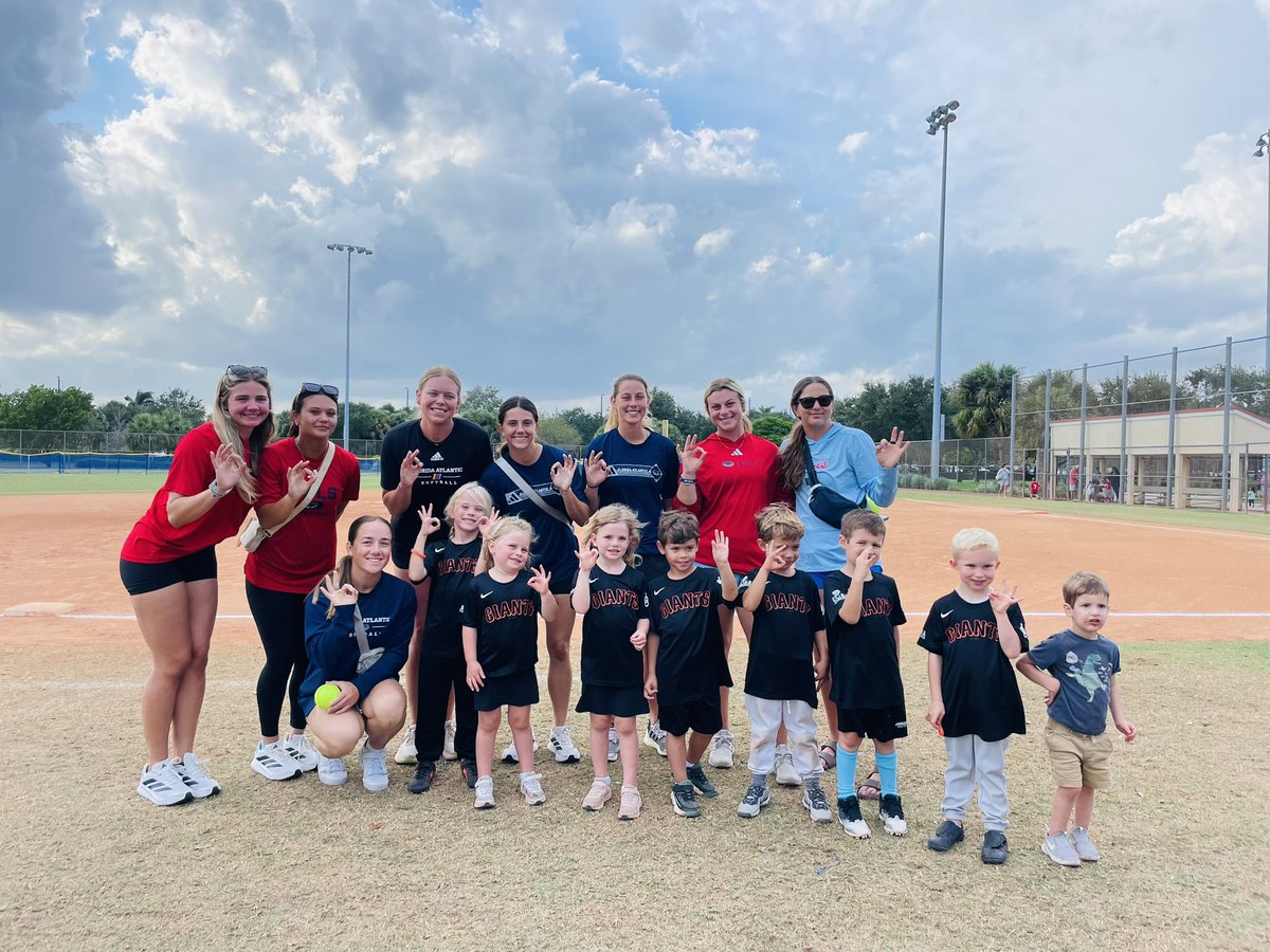 FAUSoftball's tweet photo. 𝗢𝘄𝗹𝘀 𝘄𝗮𝘁𝗰𝗵𝗶𝗻𝗴 𝘁𝗵𝗲 𝗟𝗶𝘁𝘁𝗹𝗲 𝗚𝗶𝗮𝗻𝘁𝘀 𝗽𝗹𝗮𝘆 𝗧𝗲𝗲𝗕𝗮𝗹𝗹 👌 https://t.co/s0rUInzC0u