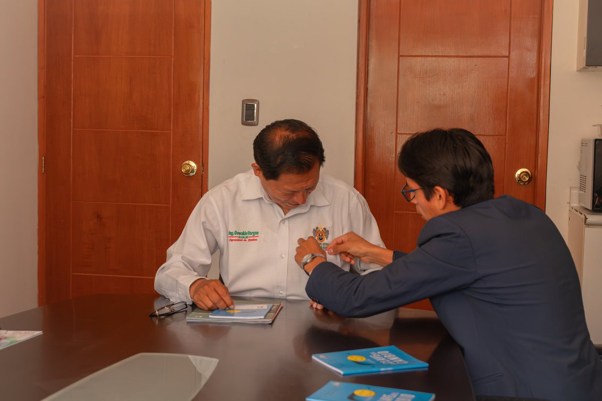 🤝 Distintas autoridades de la Municipalidad de #Chosica recibieron hoy el #libro misionero "La Clave del Cambio"💙, como parte de la campaña de lectura que organiza cada año Radio #NuevoTiempo 103.3 FM en todo el #Perú 📘