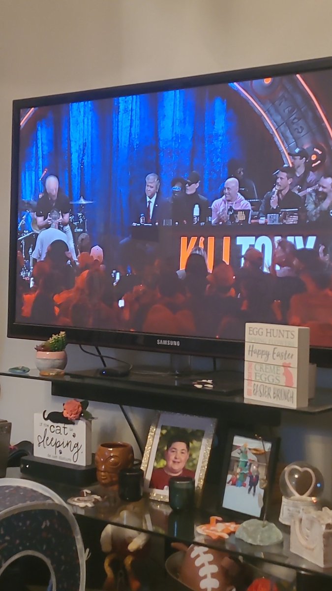 I'm watching <a href="/KILLTONY/">#KILLTONY</a> on Netflix wondering if <a href="/VINNYGUADAGNINO/">Vinny Guadagnino</a> would ever go on it ,now that he's doing stand-up  🤔