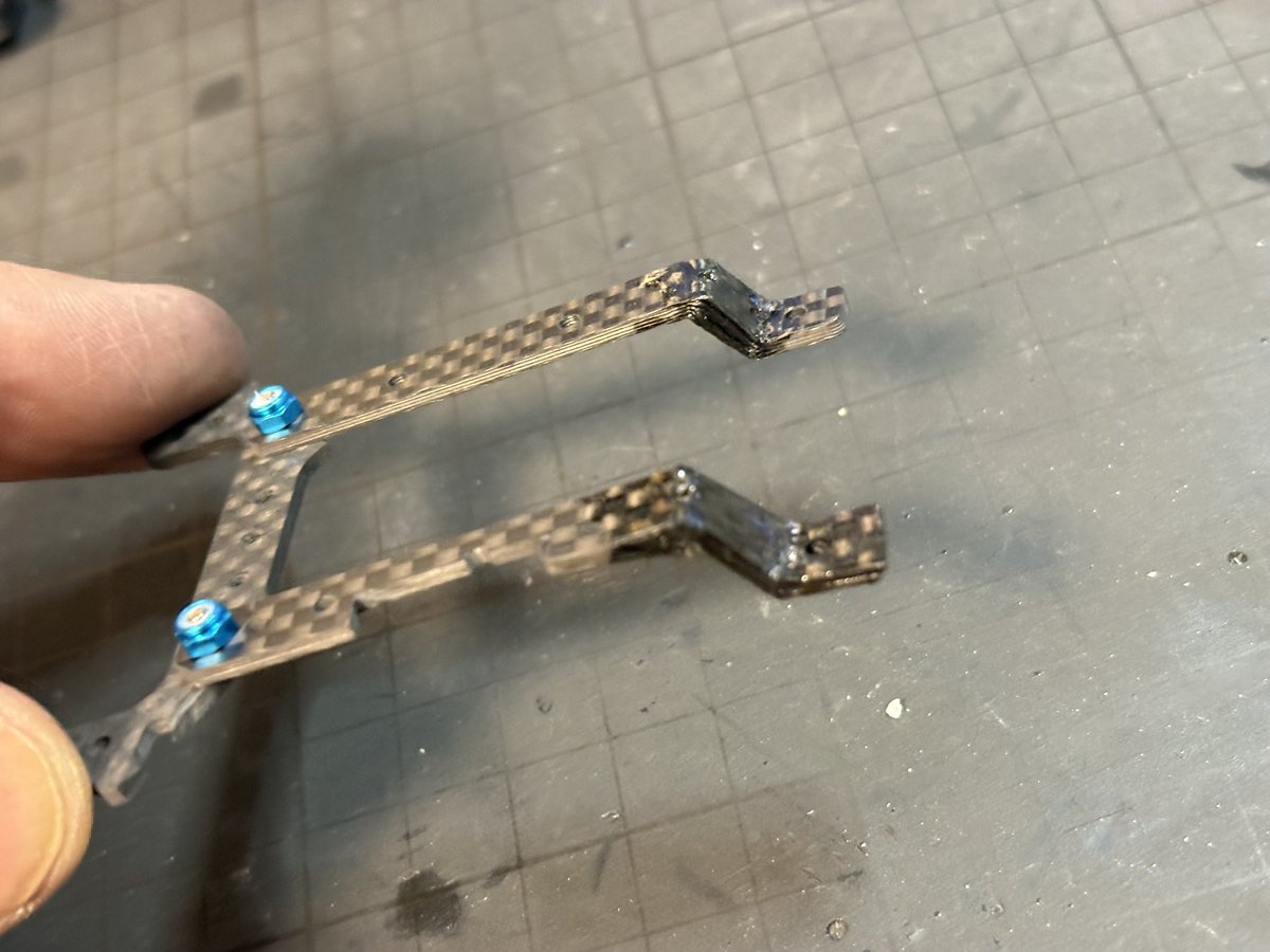 tsukasan774's tweet image. 昨夜はFMXの提灯作ってました

どうやろうか悩んだけどカーボン曲げてこんな感じに

端材で組んだので実質タダ！

#FM_Freaks
#FMX