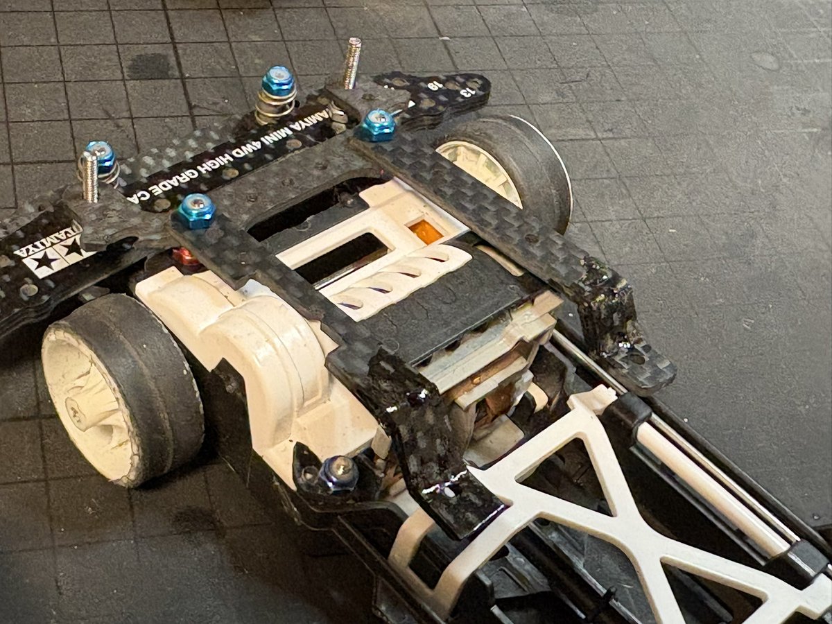 tsukasan774's tweet image. 昨夜はFMXの提灯作ってました

どうやろうか悩んだけどカーボン曲げてこんな感じに

端材で組んだので実質タダ！

#FM_Freaks
#FMX