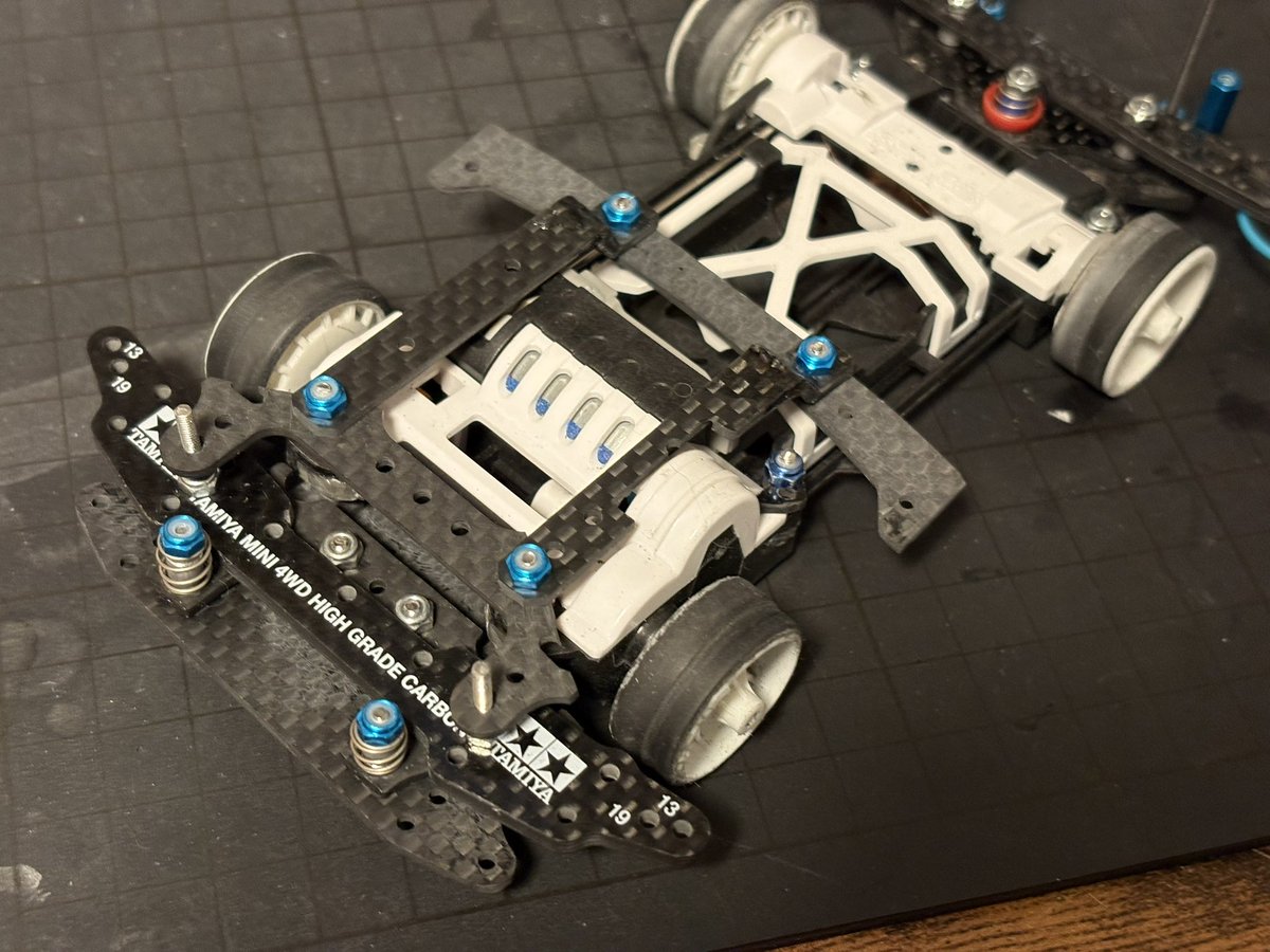 tsukasan774's tweet image. 昨夜はFMXの提灯作ってました

どうやろうか悩んだけどカーボン曲げてこんな感じに

端材で組んだので実質タダ！

#FM_Freaks
#FMX