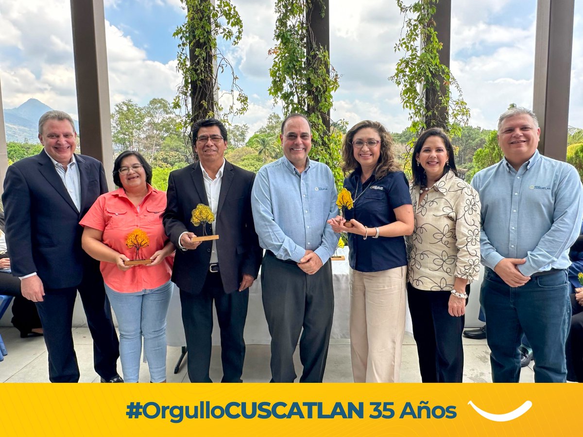 BancoCUSCATLAN_'s tweet photo. ✨ Este mes reconocimos de una forma muy especial a los colaboradores que cumplen su aniversario laboral, en compañía de representantes de nuestra alta dirección, como agradecimiento por todo su compromiso y fidelidad. 🙌🎉
Cada uno representa nuestro #OrgulloCUSCATLAN 💛 https://t.co/H6C777WQCn