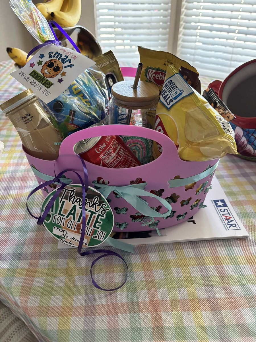 PPatterson_2017's tweet photo. Today our amazing STAAR buddies came by to wish us good luck! @YHERRERA_JCE thank you so, so much for being so thoughtful and making sure my students and I had all the encouragement and snacks! You’re amazing! Now, let’s #rocktheSTAAR #allin #funinfifth https://t.co/47uchJgIHn