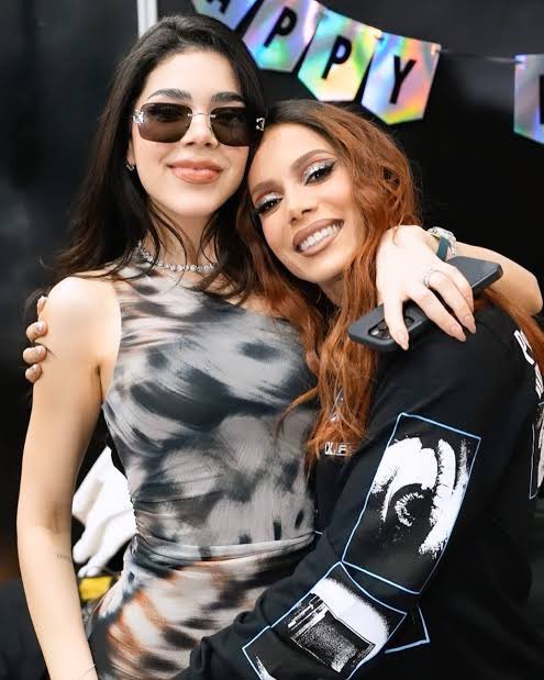 updatecharts's tweet image. 🚨 Kenia Os e Anitta irão lançar a colaboração “EN CUATRO” no dia 17 de abril.