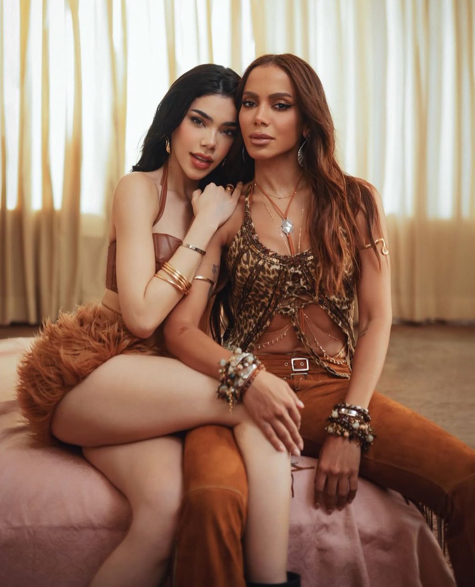 updatecharts's tweet image. Kenia Os e Anitta para o clipe de “En Cuatro”, que será lançado dia 17 de abril.