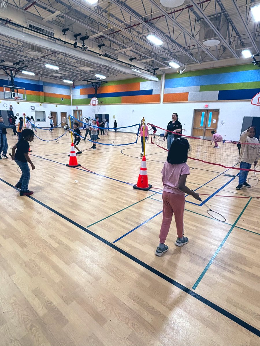 FriYAY Fun in #PhysEd <a href="/McNairUpperES/">McNair Upper ES</a>! We 💗 when teachers come play with us! Smiles &amp; Fun all around!😁🏸👍 <a href="/fcpsnews/">Fairfax Schools 🌟</a>