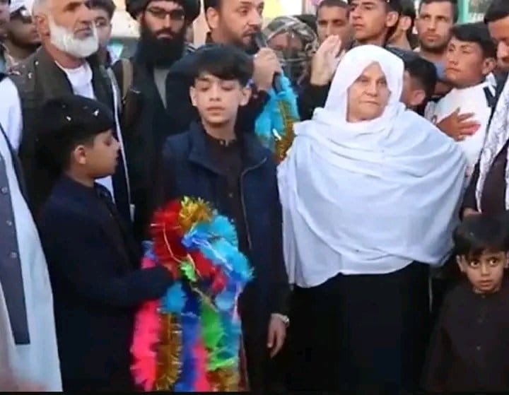فراه ـ اناردره:
یوې مور خپل ۵۰۰ ګرامه سره زر خرڅ کړي او ۳۰زره ډالر یې ورسره نور جمع کړي، د خپل کلي ټولې کوڅې یې کانکریټ کړي او شاوخوا ۱۰۰۰ کورنیو ته یې لمریزه برښنا هم چمتو کړې.
نو
له داسې مور نه به سړی څنګ نه جاريږي؟
