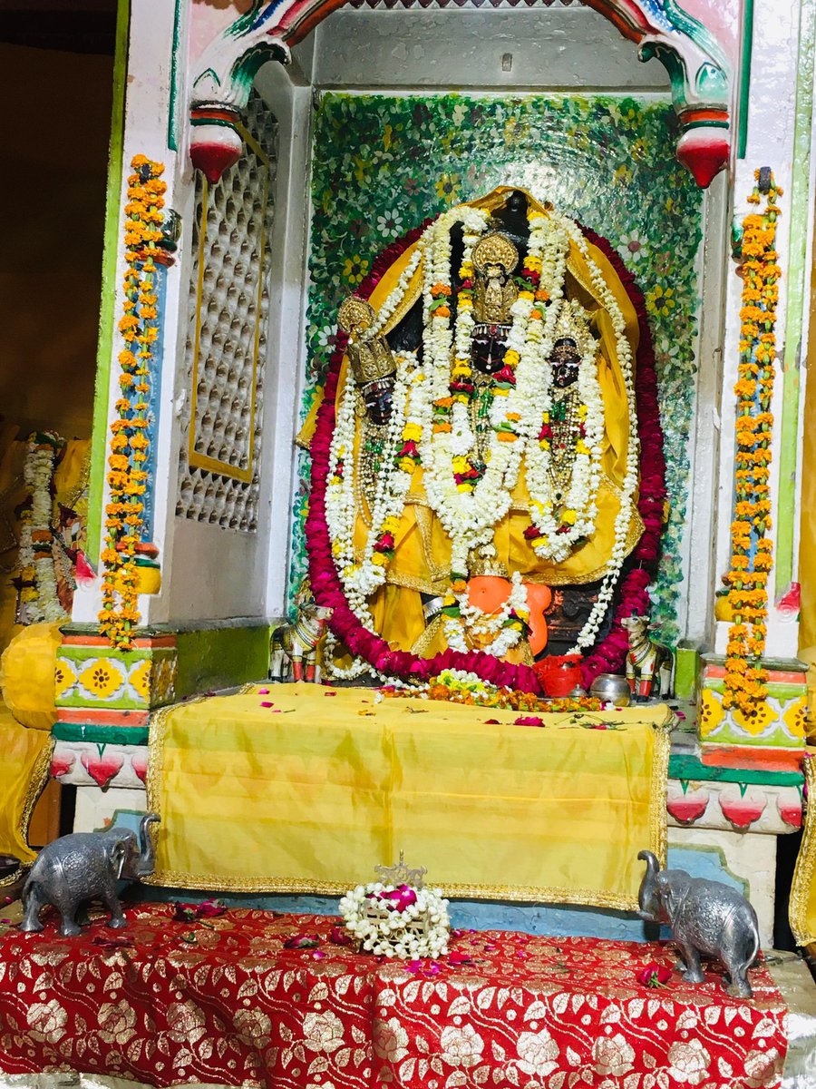 TraditionalVar1's tweet image. #बाबा भोलेनाथ की नगरी #काशी में नवरात्रि के नवमी पूजन में #दुर्गा जी के #सिद्धिदात्री स्वरूप के पूजन के साथ ही #रामजन्मोत्सव मनाया गया।
कहीं #जयमातादी तो कही #जयश्रीराम का नारा लगा। सैकड़ों मंदिरों में लाखों भक्तों ने दर्शन पूजन किया। 
#नवरात्रि2025 #रामनवमी2025