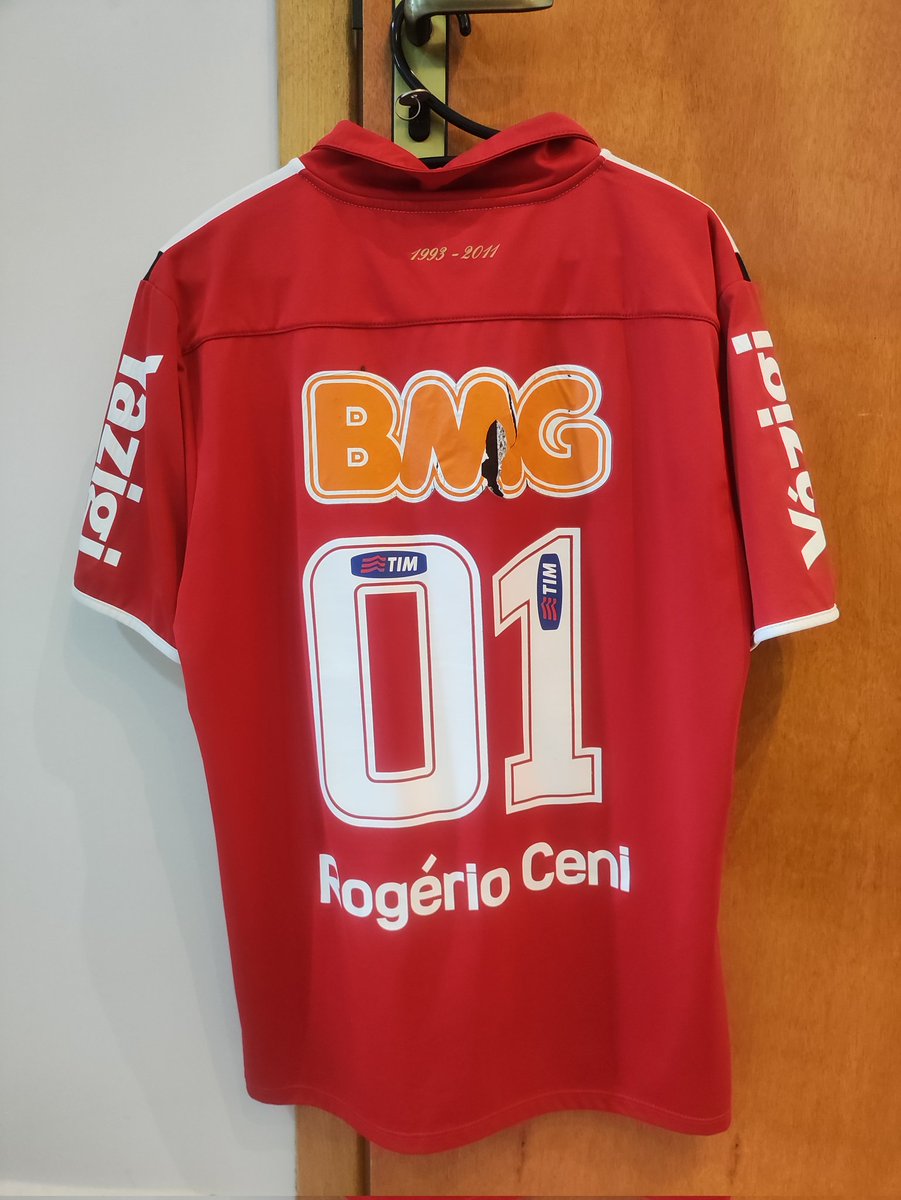 rocha_thi's tweet photo. Amigos, estou vendendo essa camisa dos 1000 jogos do Rogério, os patchs da BMG estão meio rachados, mas reformando ela fica zero bala. O tamanho é M e estou vendendo por R$500, qualquer coisa chama nois 👍🏽 https://t.co/gXLvBrdQDE