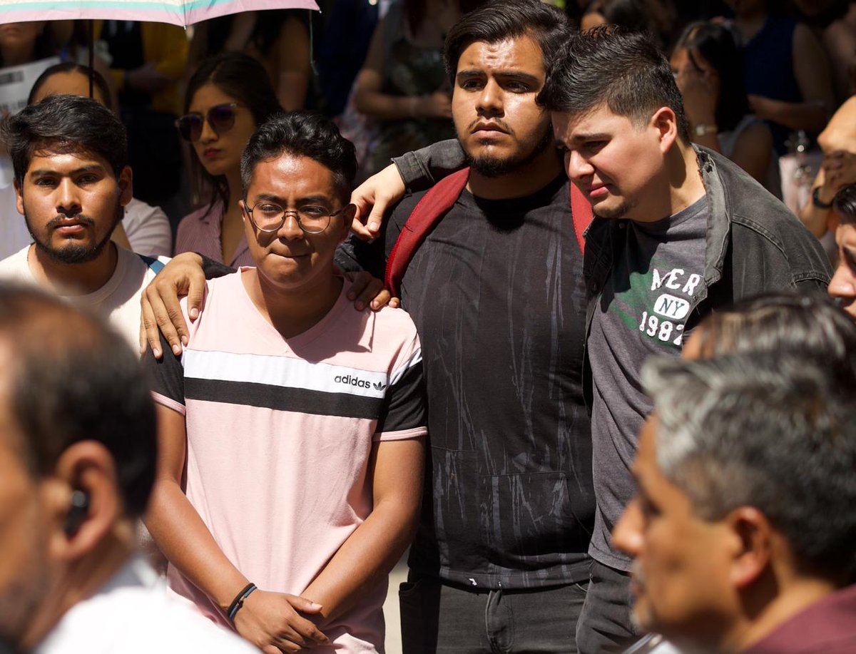 #DíaEnImágenes Homenaje póstumo a Berenice Giles y Miguel Hernández, #fotógrafos fallecidos en el festival #Axeceremonia2025 en el parque Bicentenario, realizado por estudiantes de la carrera de Comunicación y Periodismo de la <a href="/FESAragonUNAM/">FES Aragón UNAM</a>, en el patio de la facultad.

📸 María
