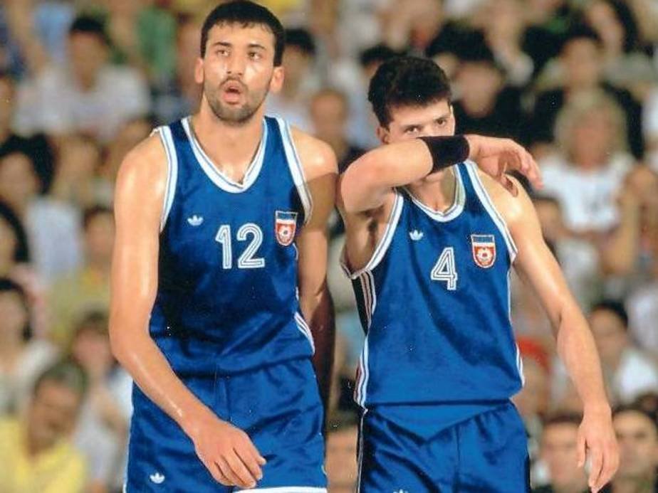 Una amistad. Una bandera. Una guerra.

Y el silencio más largo del mundo.

Esta es la historia de Vlade Divac y Dražen Petrović.

Una historia de leyendas.

Una historia de dolor de dos hombres que fueron hermanos.