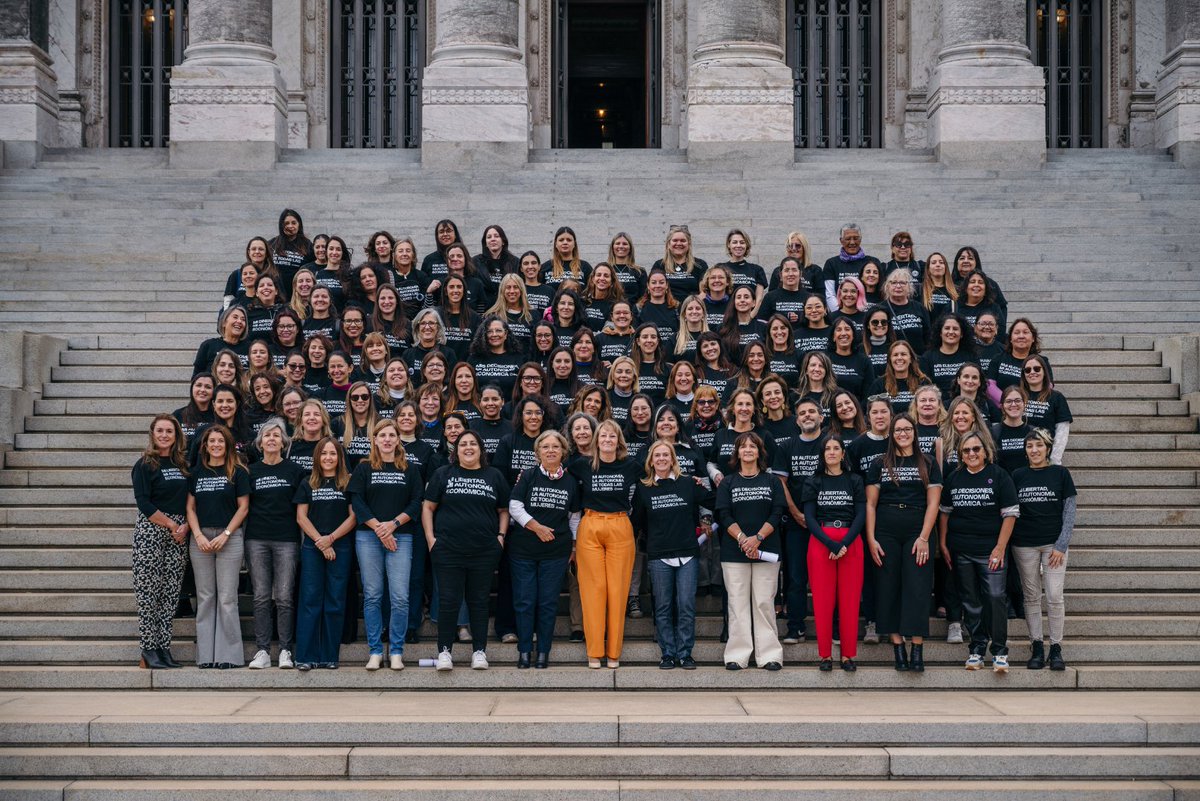 📢 ¡Nos pusimos la camiseta por la #AutonomíaEconómica! 💜

Desde las escalinatas del Palacio Legislativo , más de 100 personas de todos los sectores, nos unimos con una misma consigna: visibilizar, apoyar e impulsar la autonomía económica de las mujeres.