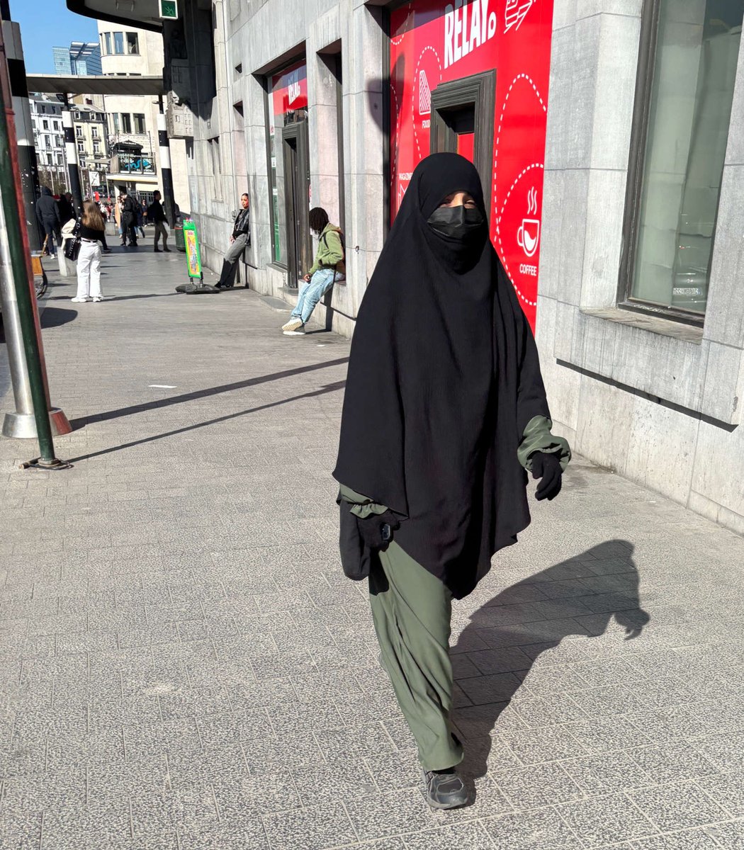 Aujourd'hui, Bruxelles, à côté de la gare centrale.
Les gants noirs, le sinistre djilbeb noir, le masque sanitaire inutile hypocritement porté pour masquer le visage. 
Le salafisme en marche.
#Belgikistan