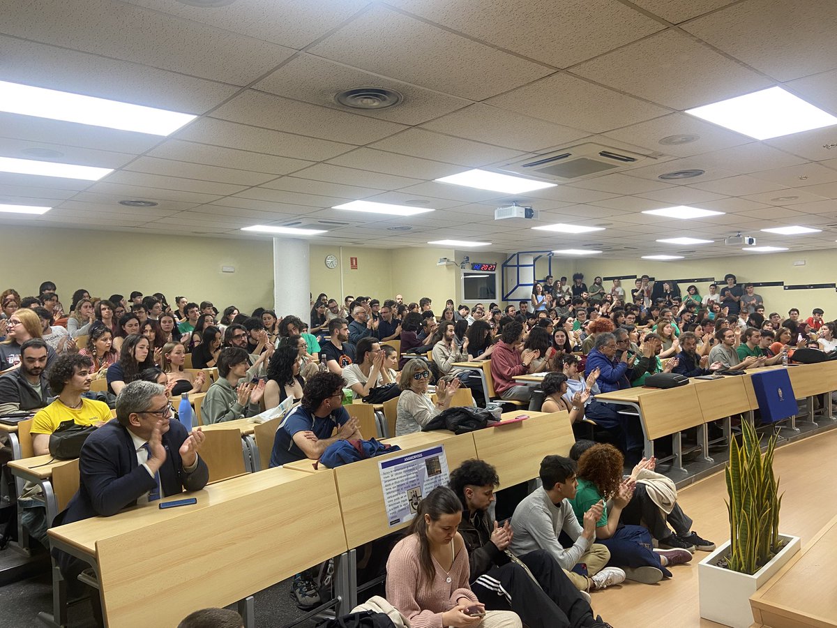 EddyIU's tweet image. 💚En defensa de la #UniversidadPública 
Iniciamos el encierro en la UCM. 
✊Contra los recortes y la privatización.