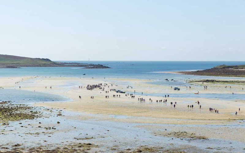 Dancing on the seabed! 🌊 Twice a year, the tides reveal a sandbar between Tresco and Bryher in the Isles of Scilly, and it's party time! 🎉🦞➡️britishtraveljournal.com/dancing-on-a-s… #IslesofScilly #LowTideFestival  #UKTravel #Tresco #Bryher