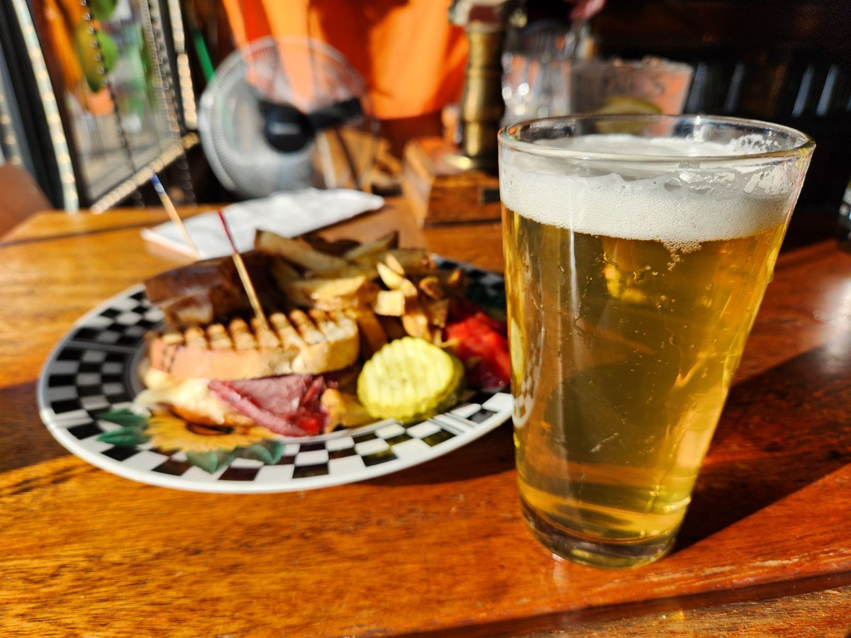 buffbeerleague's tweet image. #nationalbeerday #lunchbeers at @mccarthysbeer! Their Reuben won the 2024 @allwnynews Award for Best Reuben, so we had to grab one to go along with a lovely pour of Against rhe Grain hefe, one of best local wheat beers available. Today is a great day to grab something local!