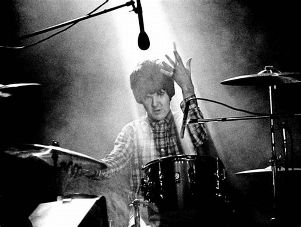 MikeEnMix's tweet photo. El "Hasta Pronto" a una LEYENDA.
#clemburke, el legendario baterista de Blondie fallece a los 70 años de edad.
A través de un comunicado en la cuenta oficial de #Blondie, anunciaron esta triste noticia. 
Con mucho respeto y admiración, hasta pronto Clem. https://t.co/Y23inUhKyB