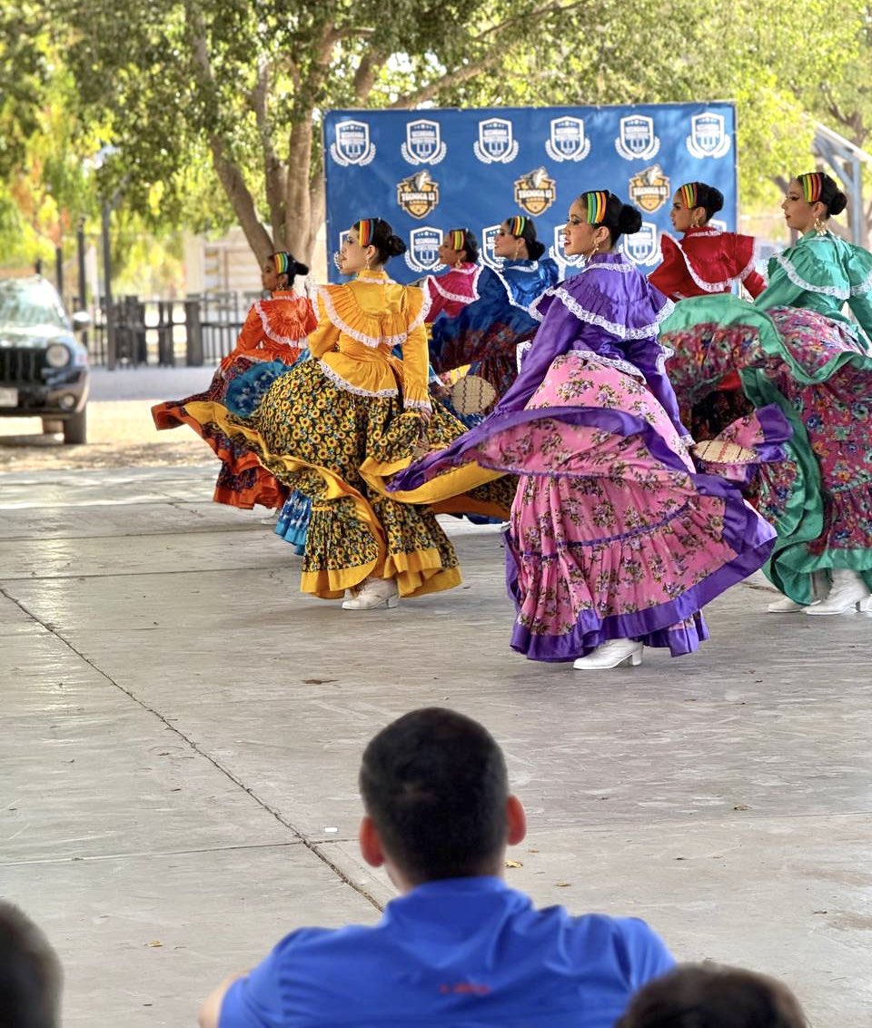 ¡Otro lunes cívico más! Esta vez en la Secundaria Técnica 13, entregando paquetes deportivos a los estudiantes. 💪🏅 ¡Sigamos apoyando el deporte y la educación! #LunesCívico #DeporteYEducación