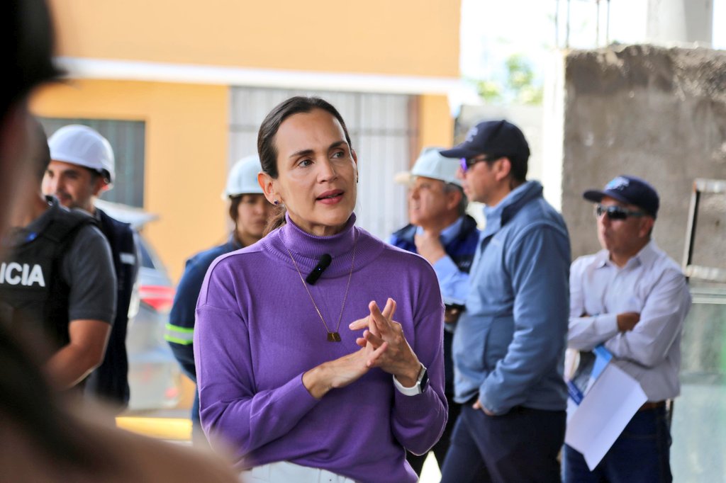 ViceminEnergia's tweet photo. La ministra destacó la importancia de ejecutar trabajos de repotenciación eléctrica. "Esta es una clara muestra de que nuestra prioridad son los ciudadanos. Estas obras mejoran la seguridad y contribuyen con la economía de los habitantes", puntualizó la autoridad.
#ElNuevoEcuador https://t.co/oeJgHoCyWw